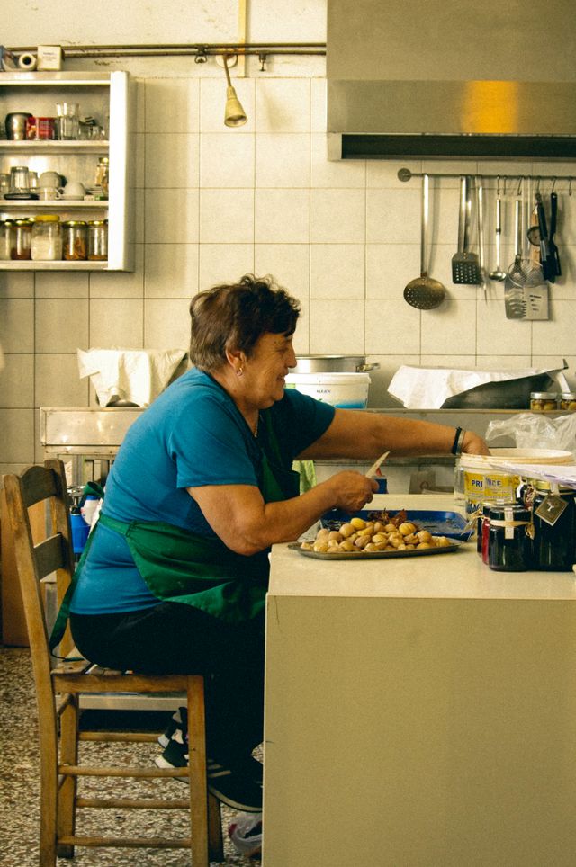 Schnell landet man in einer griechischen Küche zum Kosten.