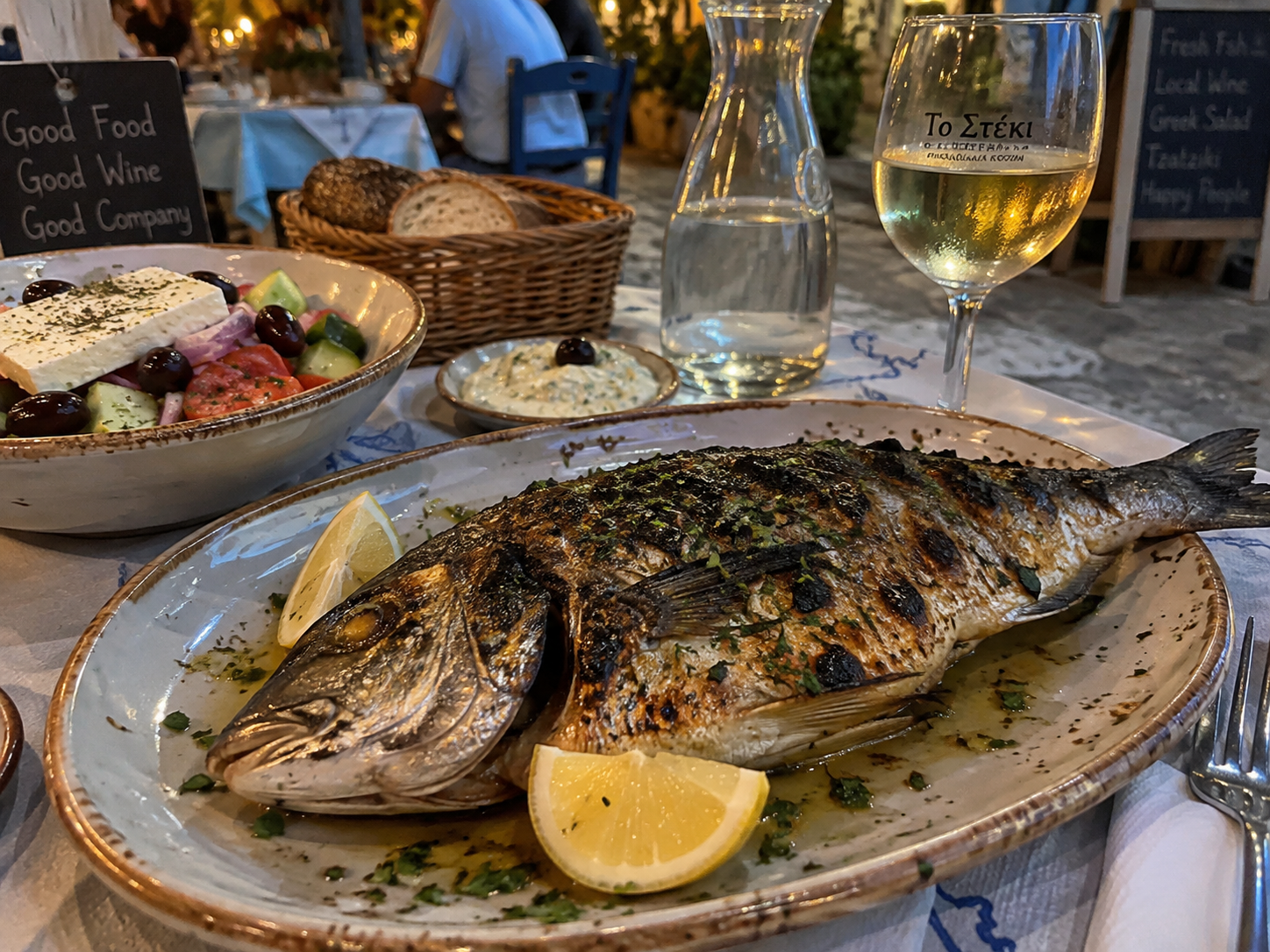 Gegrillter Fisch mit Beilagen